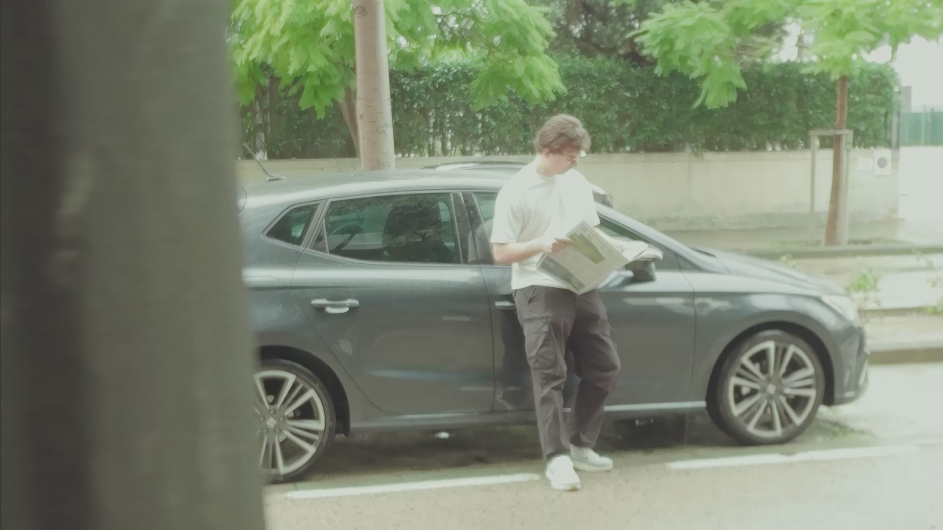 Le Lemud streetwear lookbook video featuring model wearing white oversized t-shirt on a city street